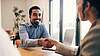 bild Two people talking in the office, shaking hands.